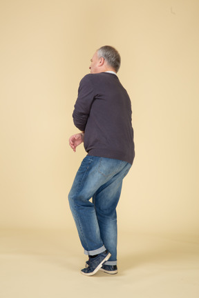Homme en tenue décontractée debout