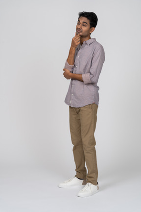 Uomo in abiti casual in piedi