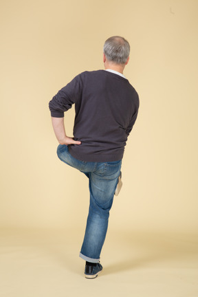 Homme en vêtements décontractés posant