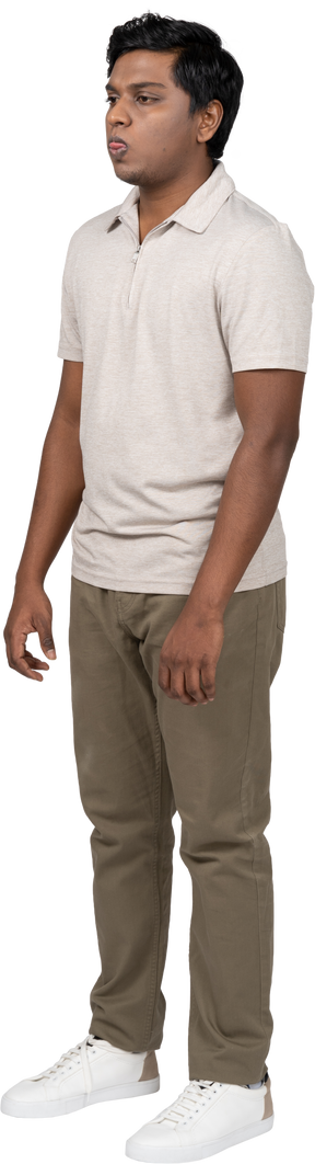 立っているカジュアルな服を着た男