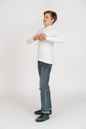 立っているカジュアルな服を着た若い男