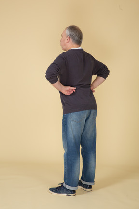 立っているカジュアルな服を着た男