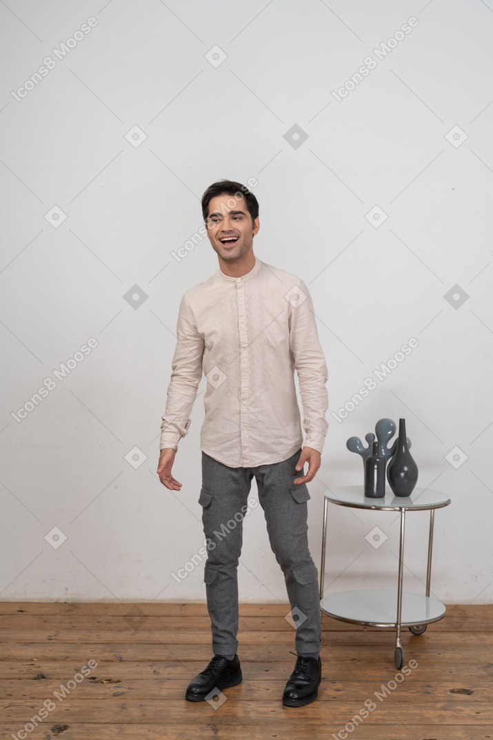 一个穿着休闲服的快乐男人的前视图