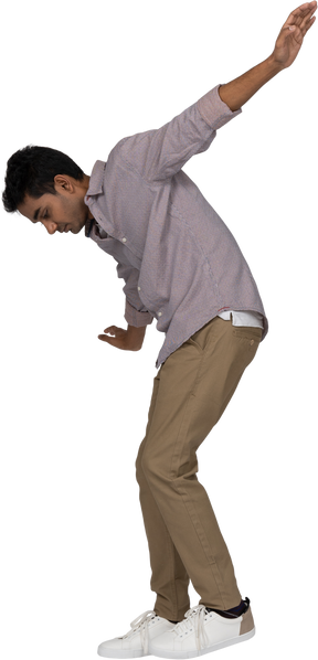 歩くカジュアルな服を着た男