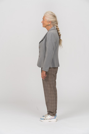 Vista lateral, de, un, anciana, en, chaqueta gris