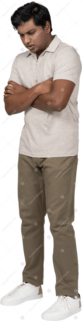 立っているカジュアルな服を着た男