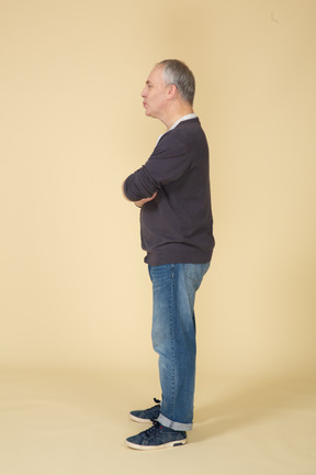 Mann in freizeitkleidung stehend