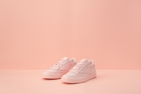 Nuovo paio di scarpe da ginnastica