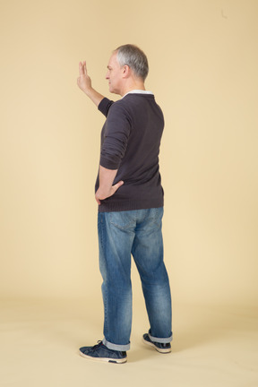 立っているカジュアルな服を着た男