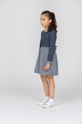 Vue de trois quarts d'une fille donnant un regard paresseux
