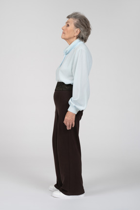 Seitenansicht einer alten frau mit blick nach links