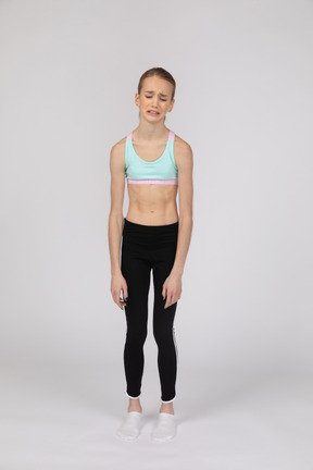 Singhiozzando adolescente in abbigliamento sportivo