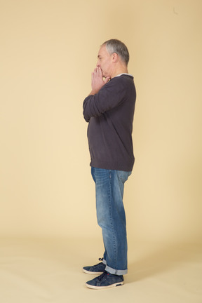 立っているカジュアルな服を着た男