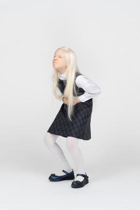 Schulmädchen mit bauchschmerzen