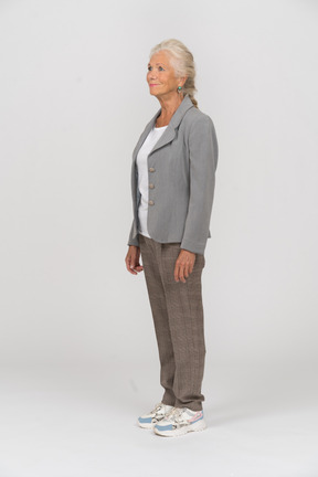 Vista lateral, de, un, anciana, en, chaqueta gris