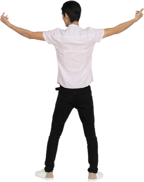 休闲服装站的男人