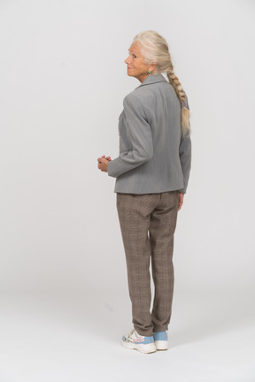 Vista trasera, de, un, anciana, en, chaqueta gris