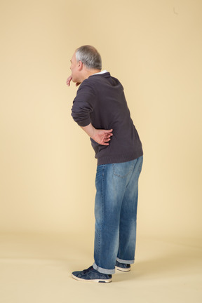 立っているカジュアルな服を着た男