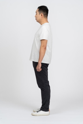 プロフィールに立っているカジュアルな服を着た男