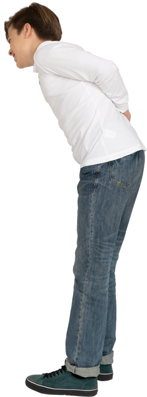 立っているカジュアルな服を着た若い男