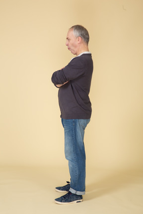 Mann in freizeitkleidung stehend