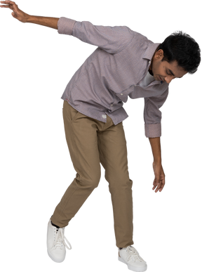 立っているカジュアルな服を着た男