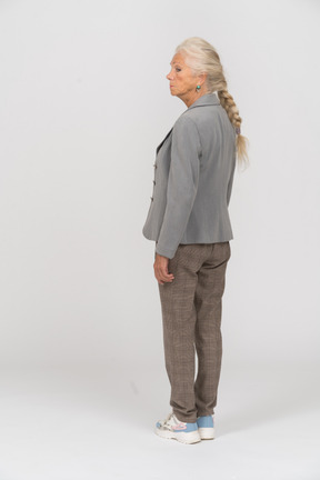 Vista trasera, de, un, anciana, en, chaqueta gris