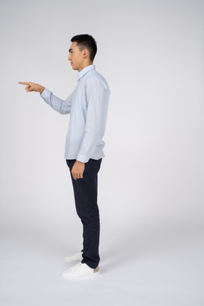 立っているカジュアルな服を着た男