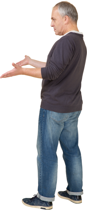 立っているカジュアルな服を着た男