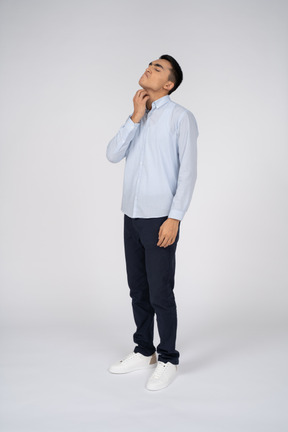 立っているカジュアルな服を着た男