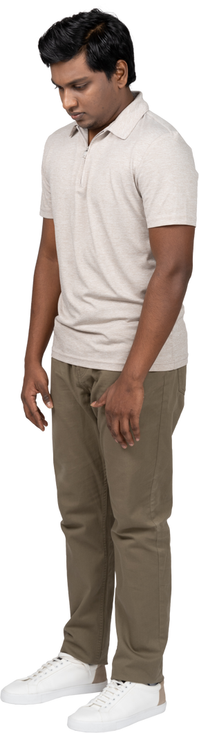 立っているカジュアルな服を着た男