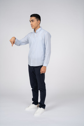 立っているカジュアルな服を着た男