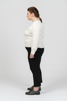 立っているカジュアルな服装の豊満な女性