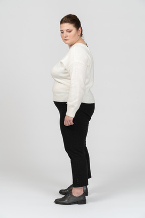 立っているカジュアルな服装の豊満な女性