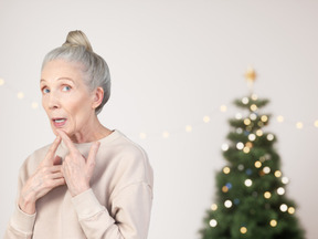 Alte frau, die an geschenke von santa denkt