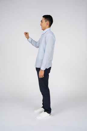 立っているカジュアルな服を着た男